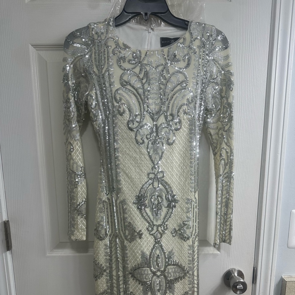Betsy & Adam Silver Sequin Long Sleeve Dress
